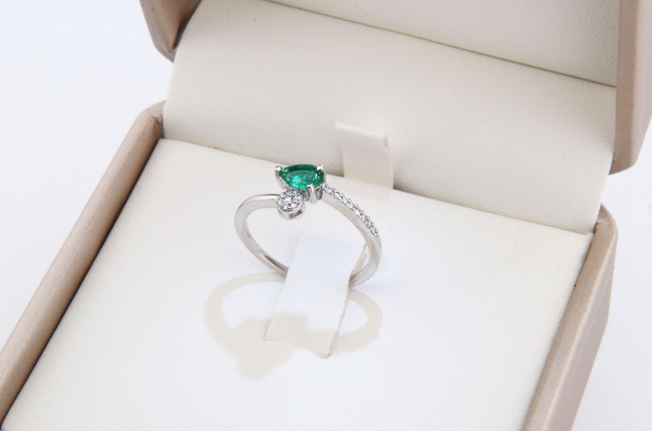 Smaragdový prsten s diamanty