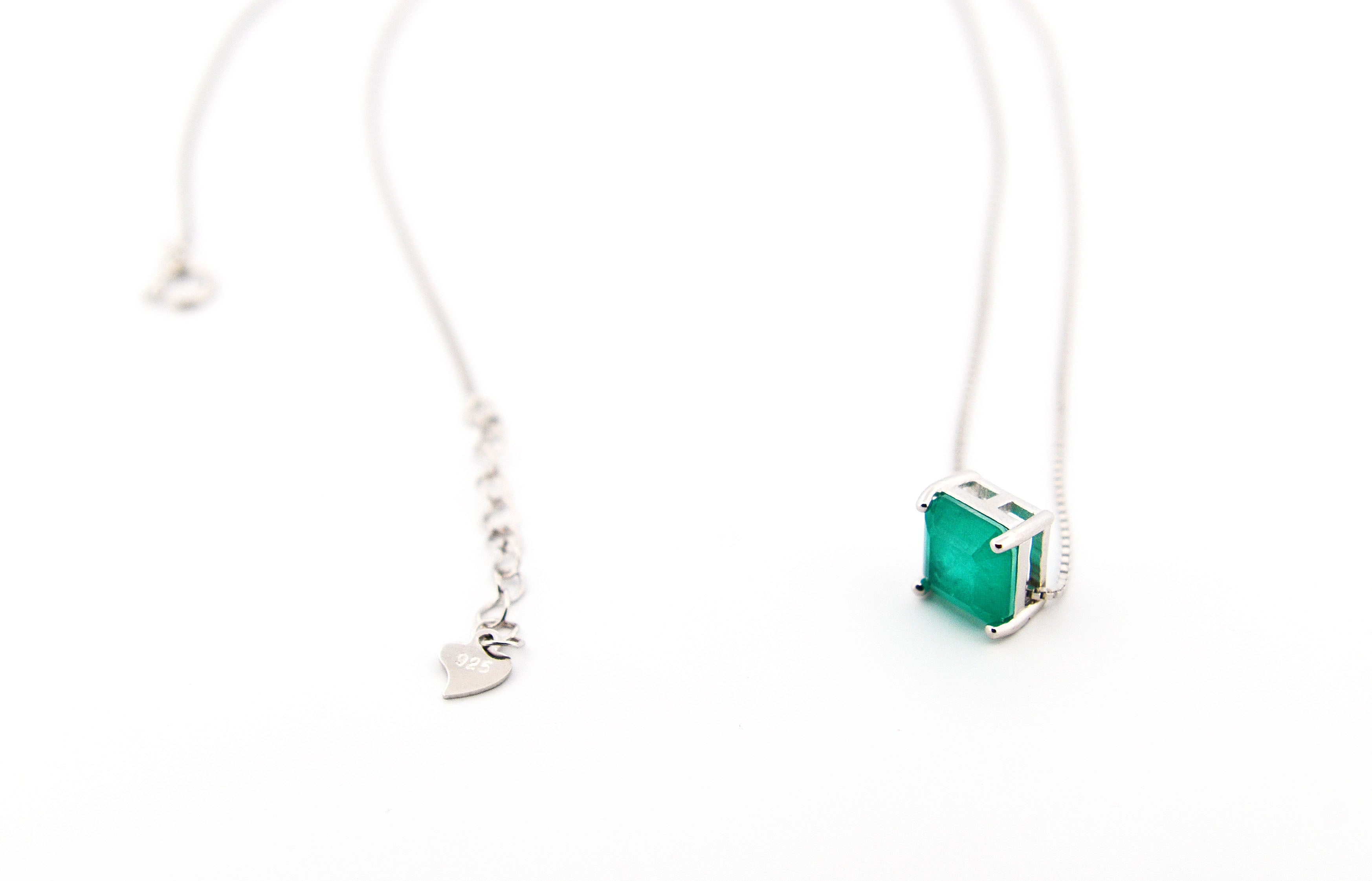 Stříbrný náhrdelník s esencí smaragdu