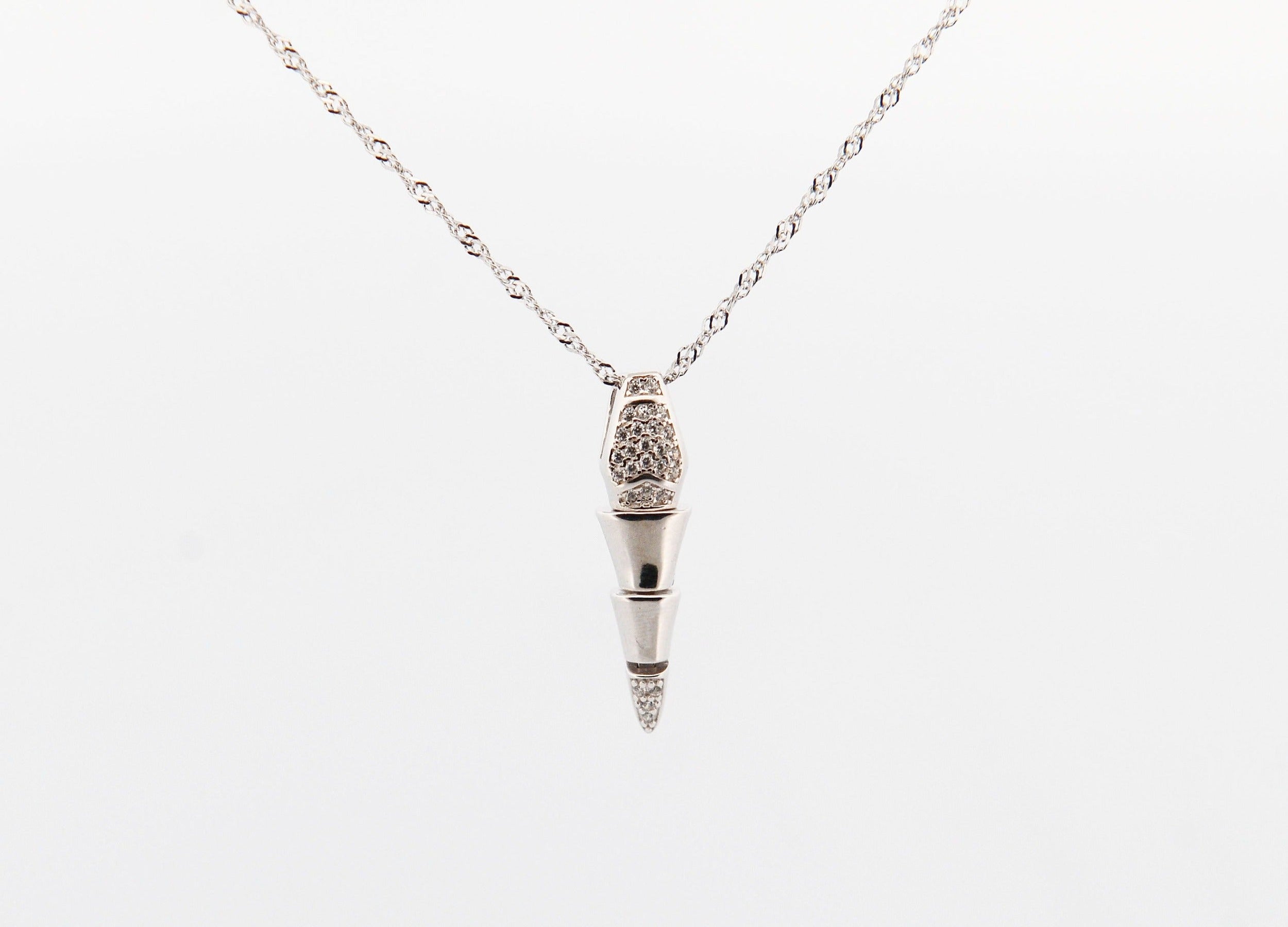 Stříbrný náhrdelník s přívěskem ve tvaru hrota