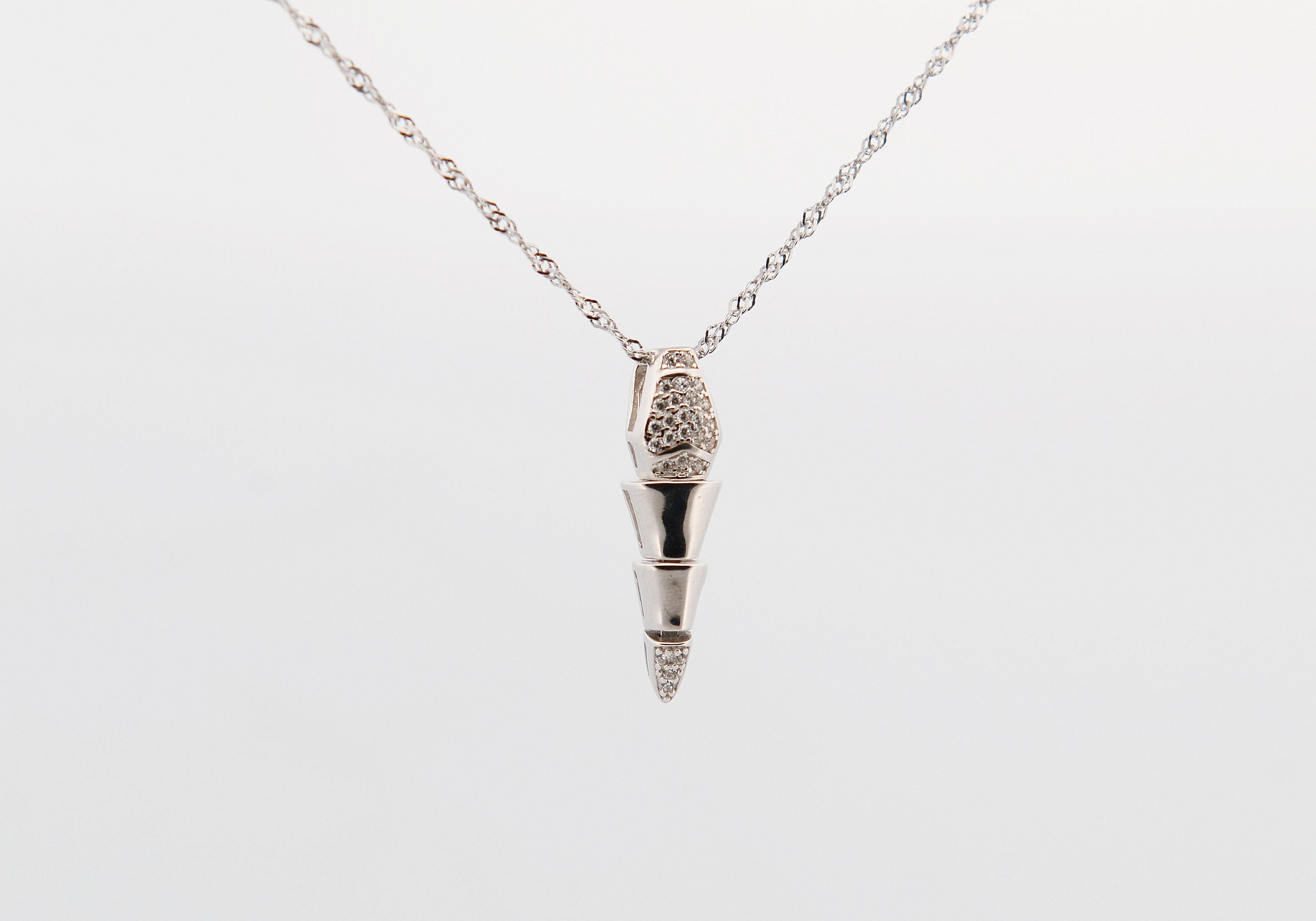 Stříbrný náhrdelník s přívěskem ve tvaru hrota