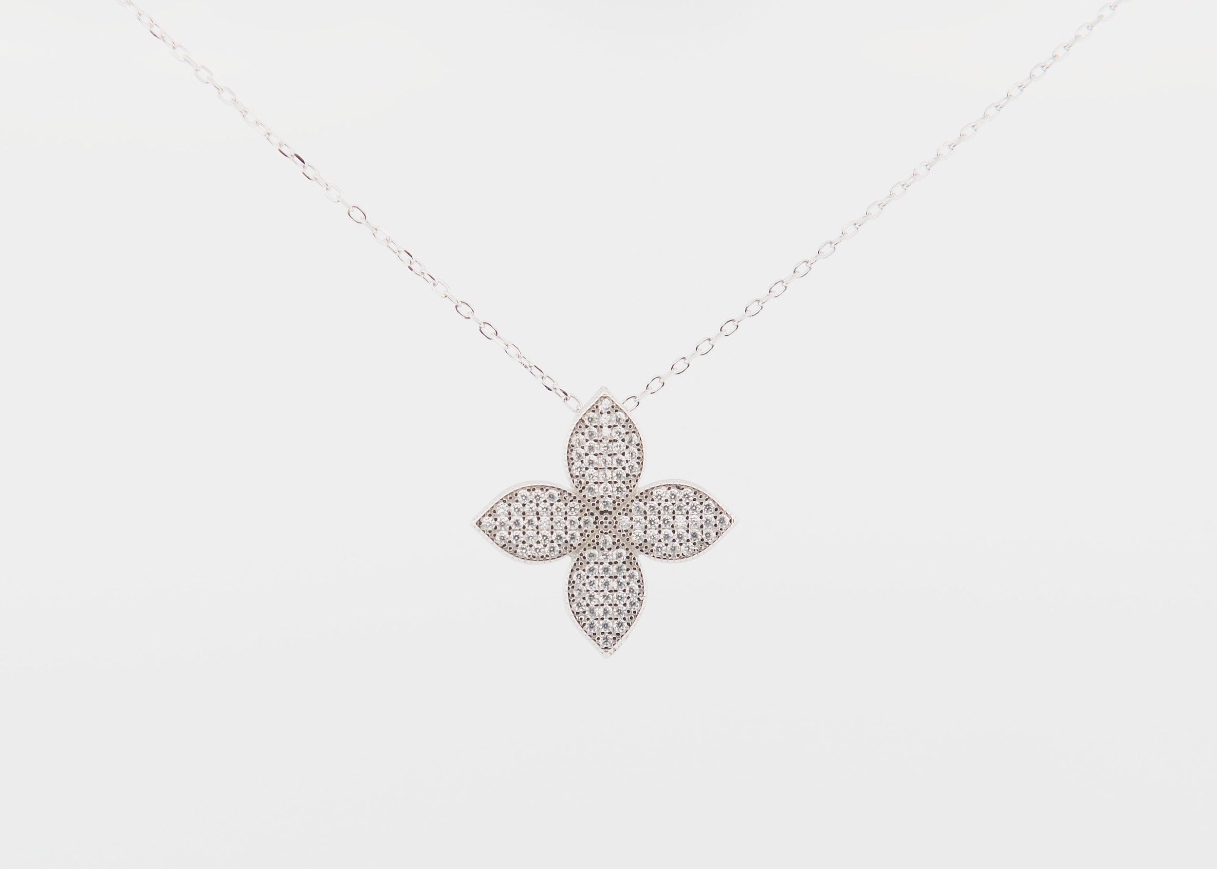 Stříbrný náhrdelník s květinovým přívěskem posetým kamínky