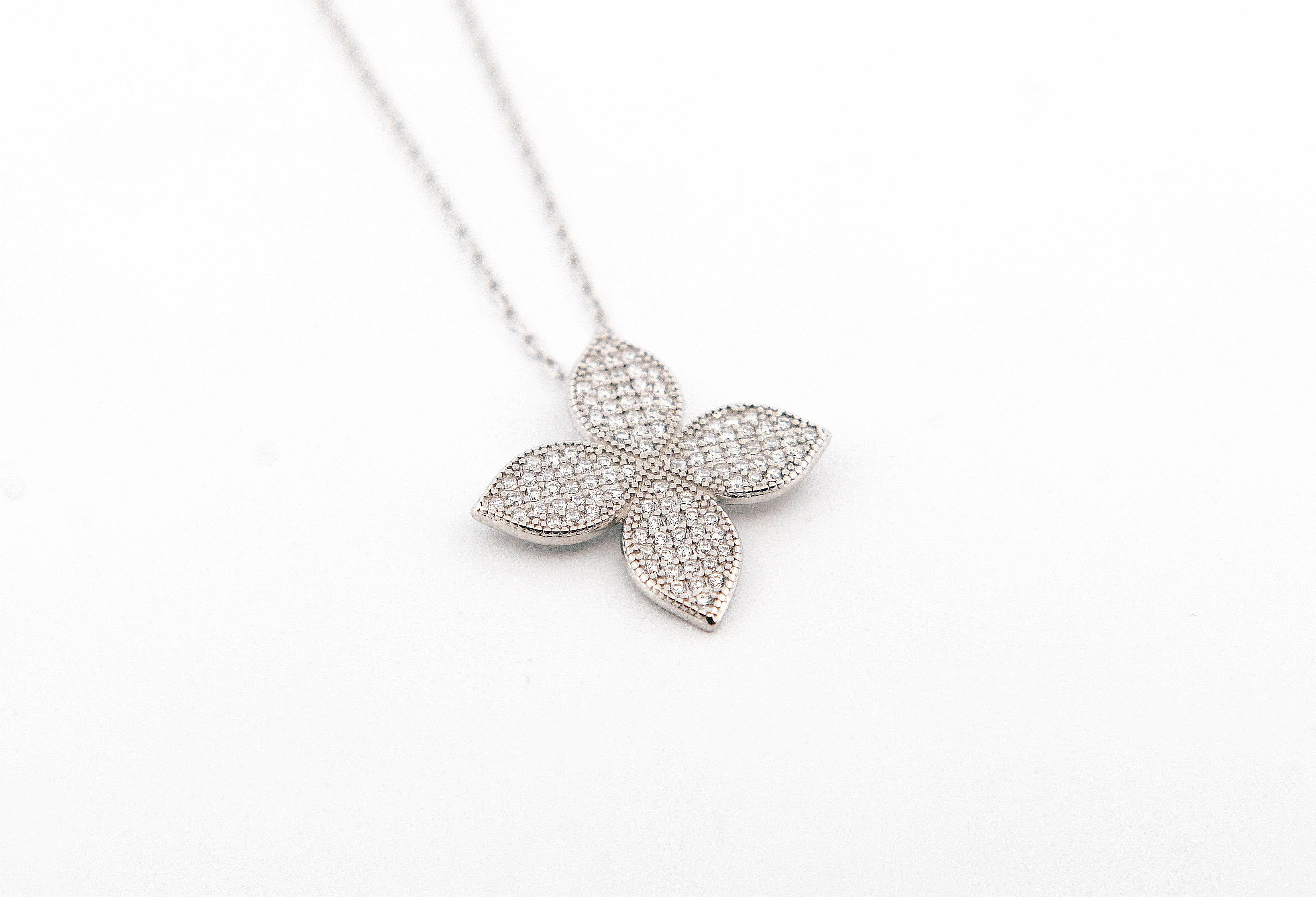 Stříbrný náhrdelník s květinovým přívěskem posetým kamínky