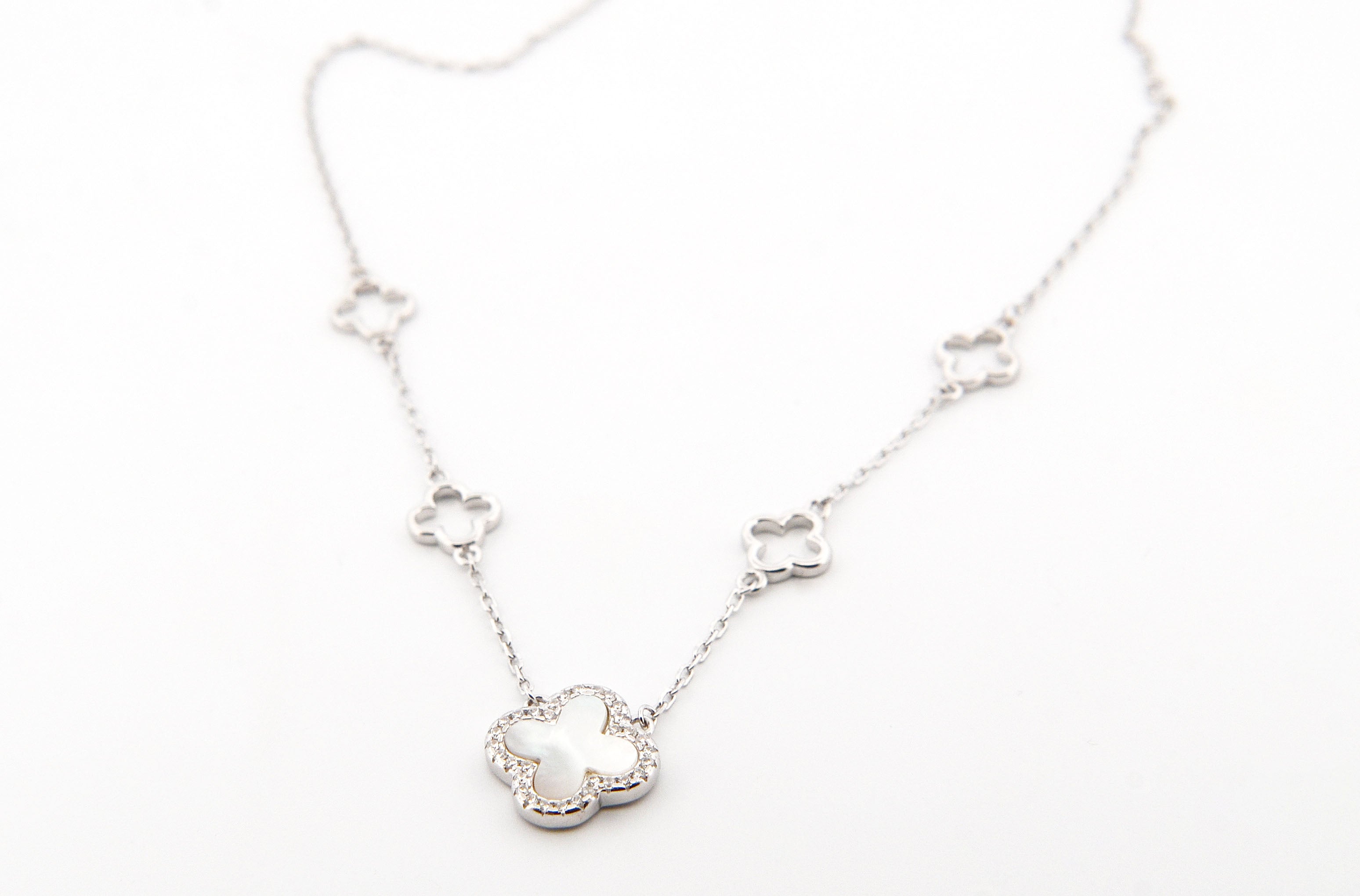 Stříbrný náhrdelník s přívěsky ve tvaru čtyřlístků