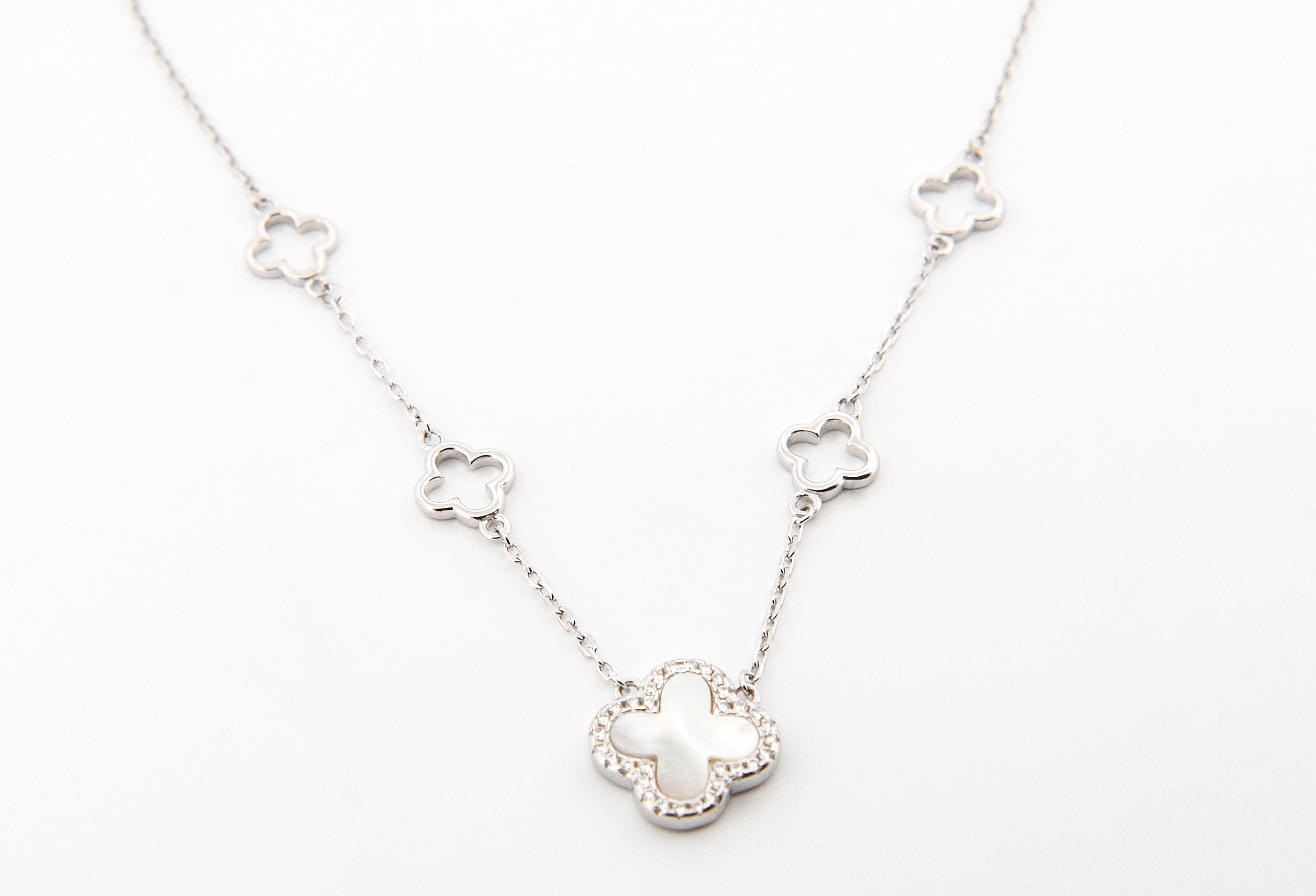Stříbrný náhrdelník s přívěsky ve tvaru čtyřlístků