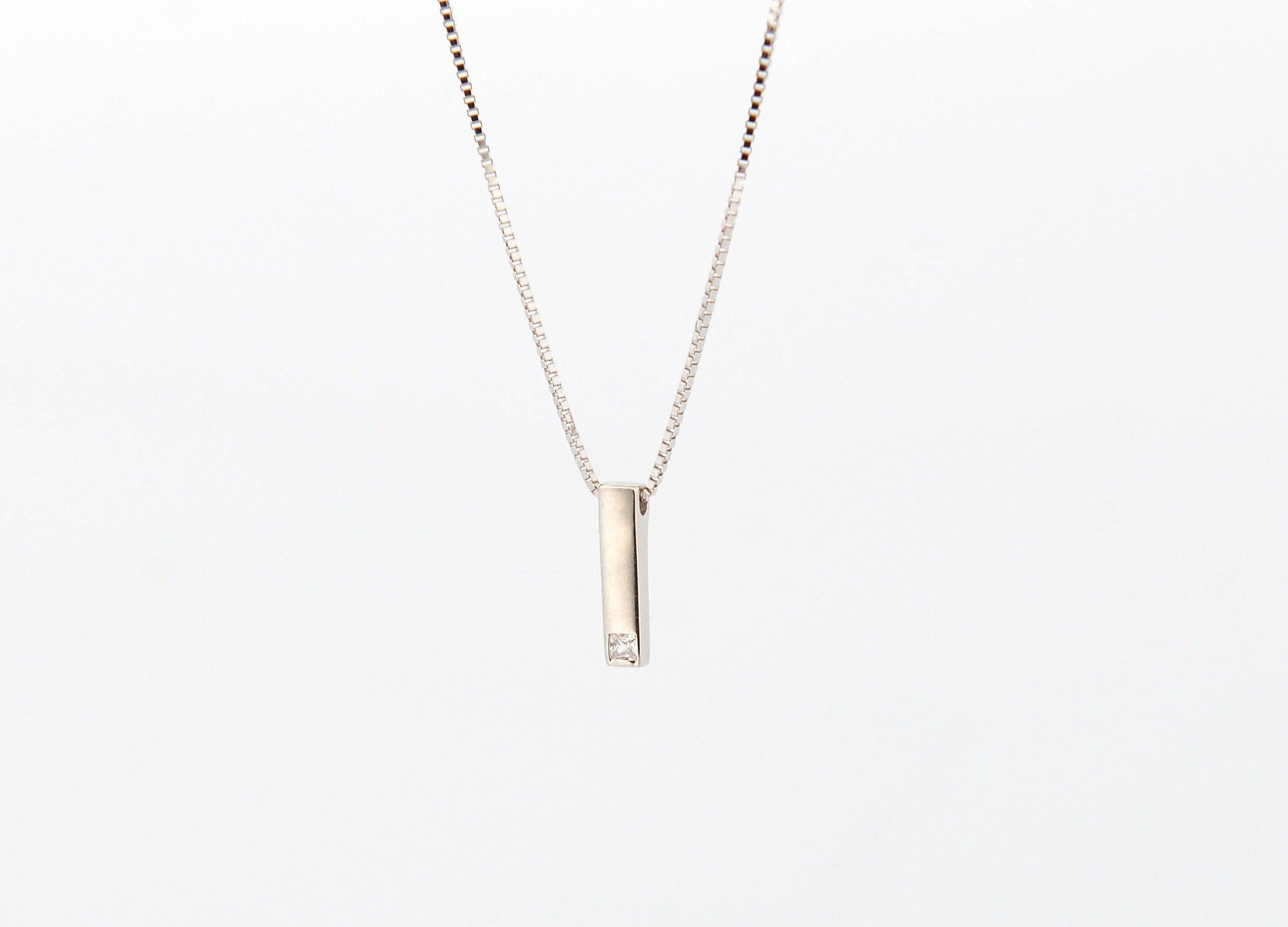 Minimalistický stříbrný náhrdelník s přívěskem ve tvaru tyče