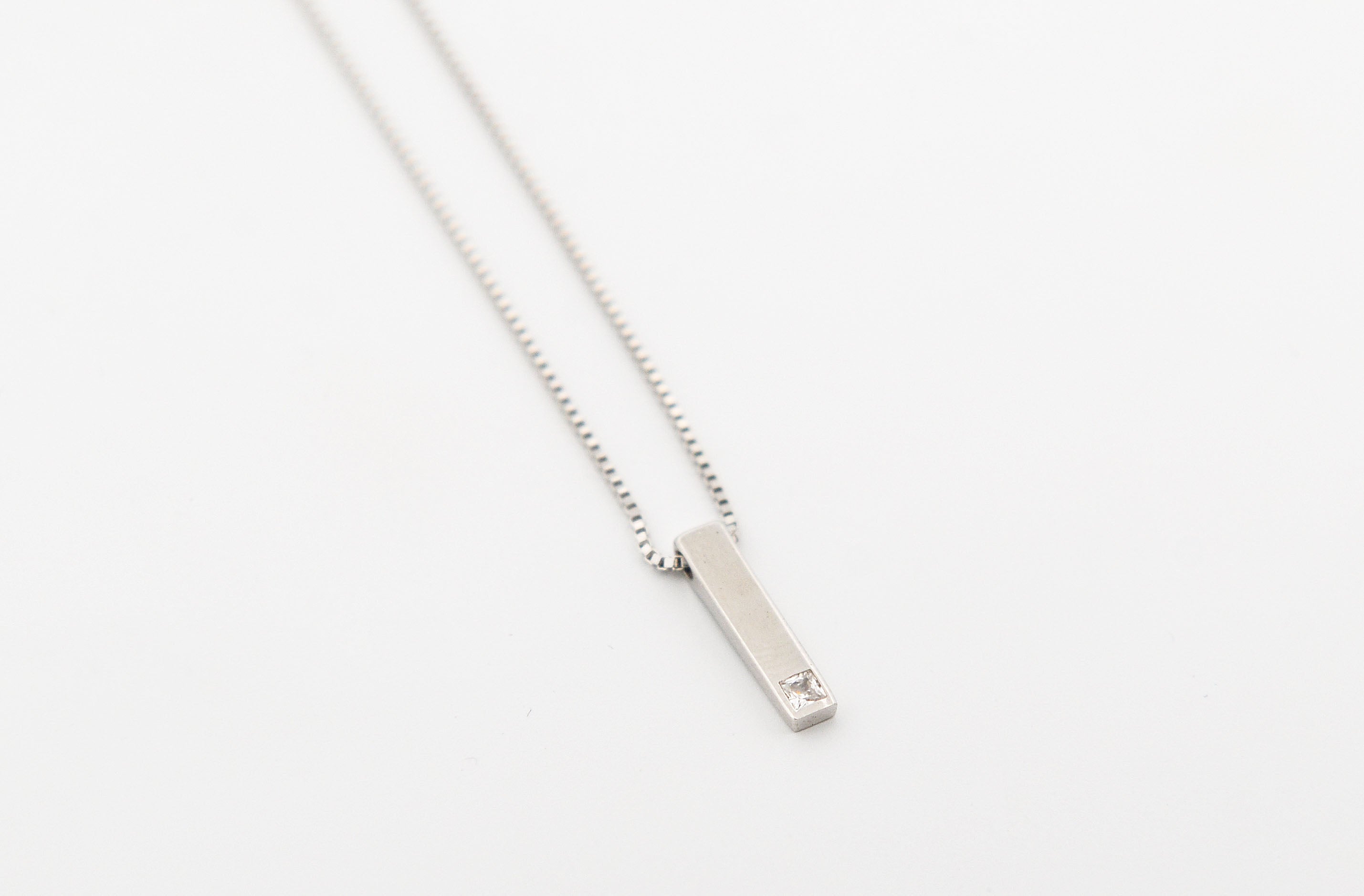 Minimalistický stříbrný náhrdelník s přívěskem ve tvaru tyče