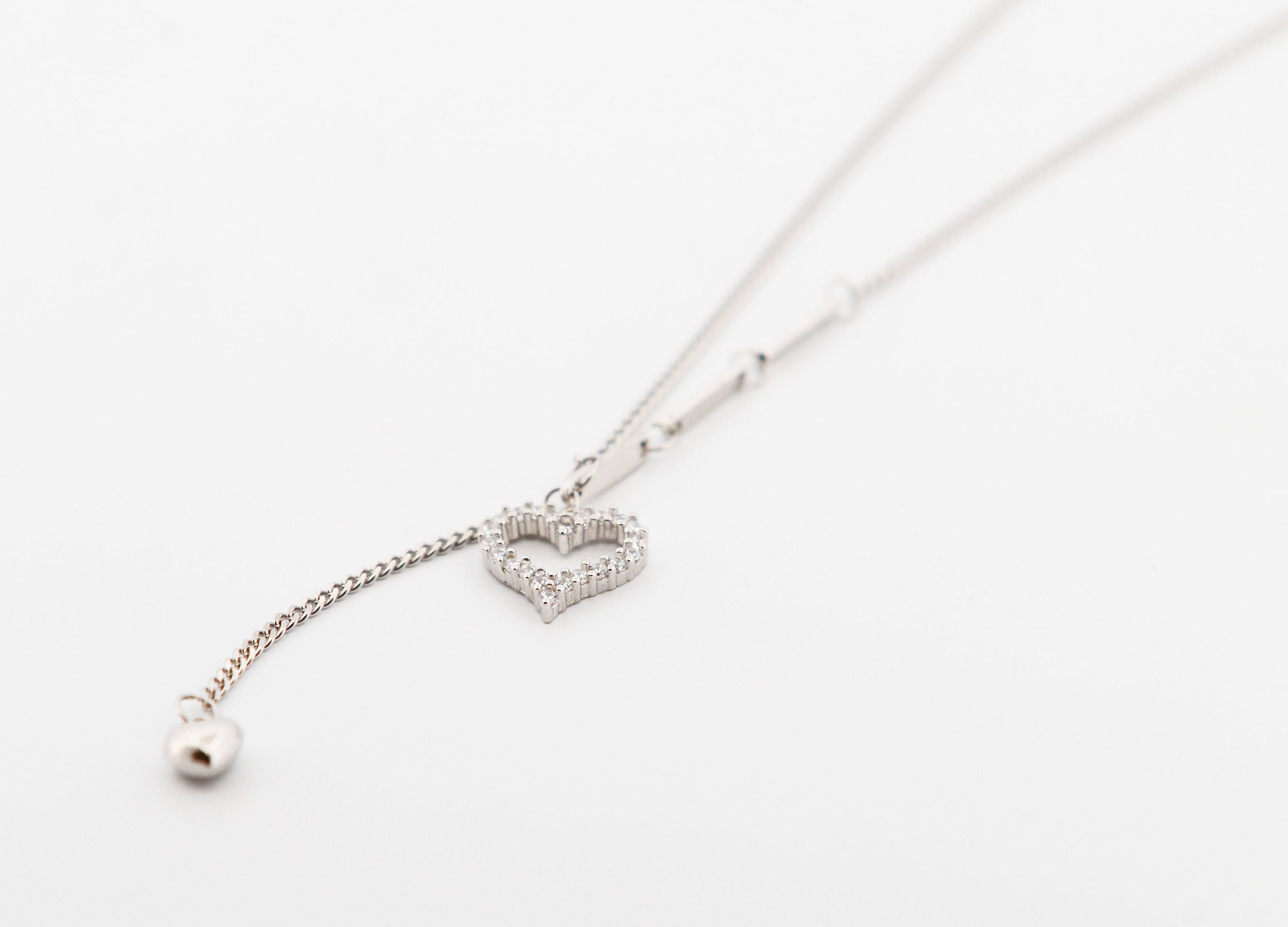 Stříbrný náhrdelník se srdcovým klíčem a křišťálovým přívěskem