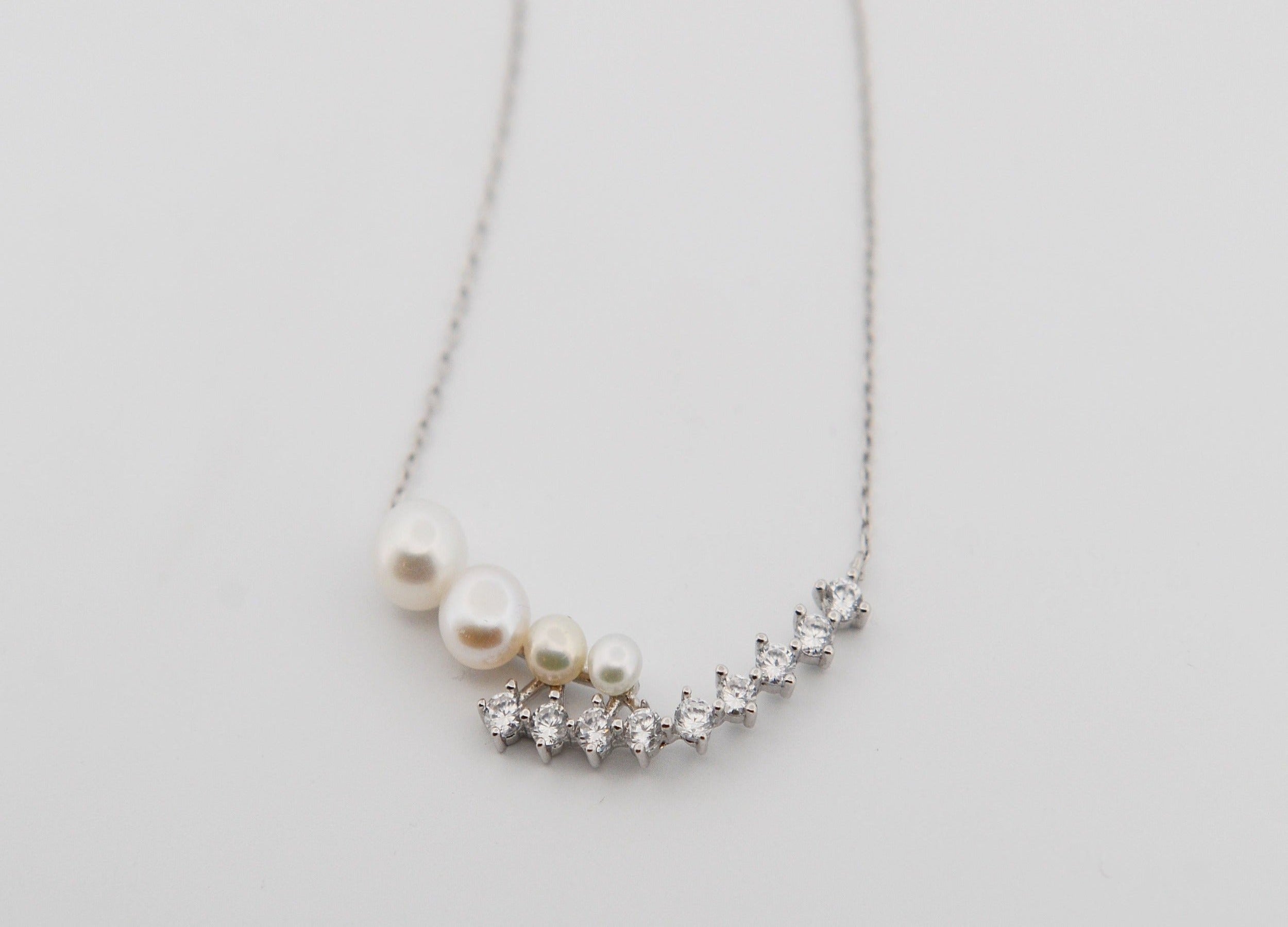 Stříbrný náhrdelník s perlovým a křišťálovým akcentem