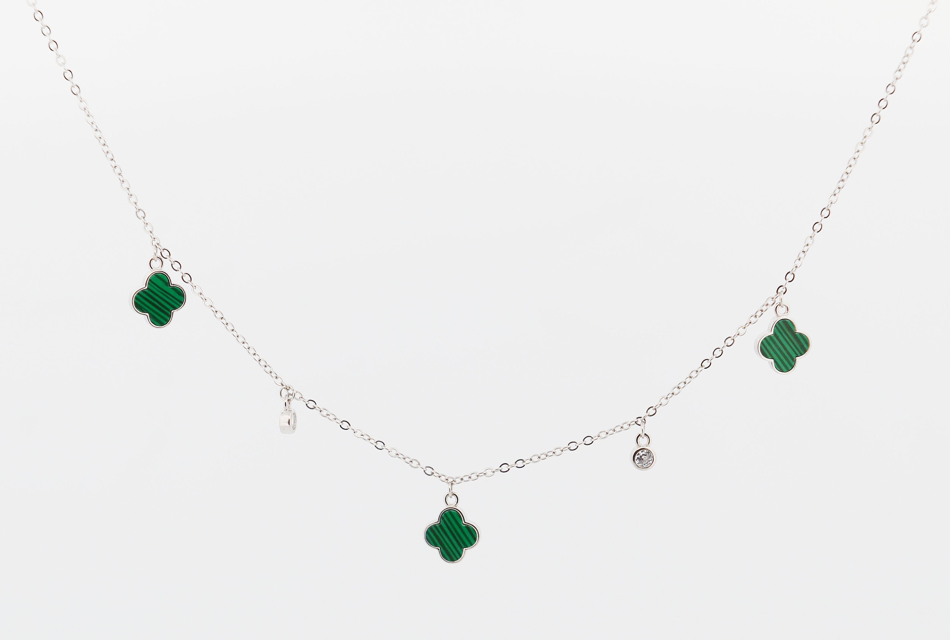 Stříbrný náhrdelník s přívěskem čtyřlístku a perlovými detaily