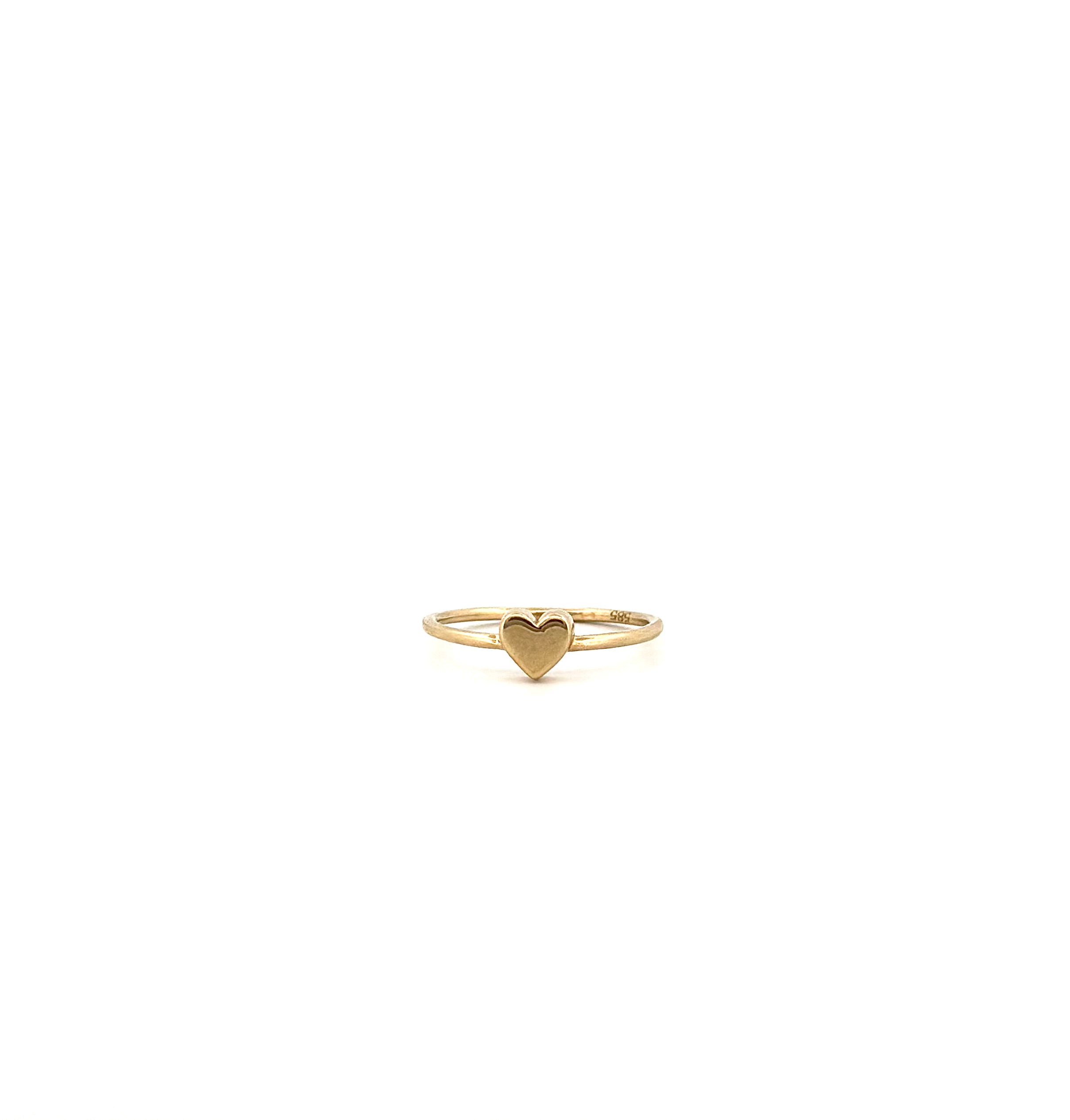 Malý zlatý prsten ve tvaru srdce