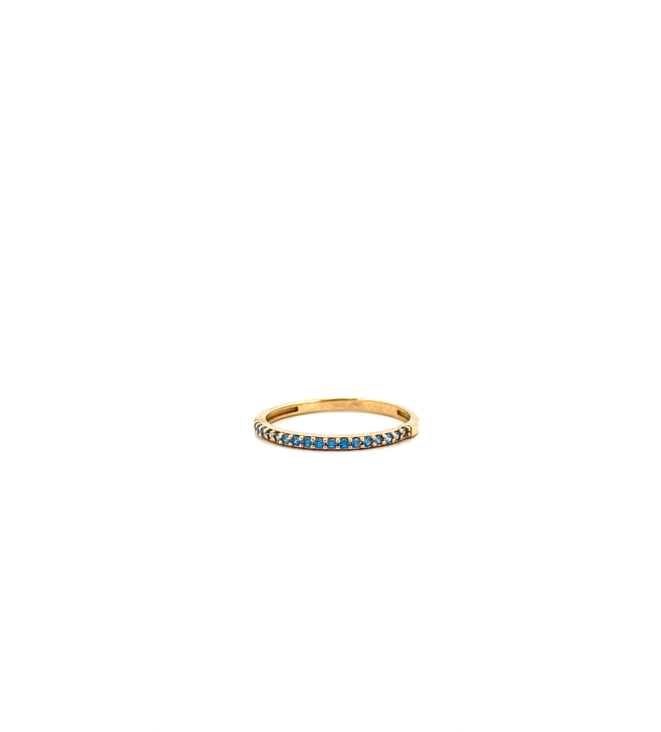 Zlatý prsten s modrými zirkony