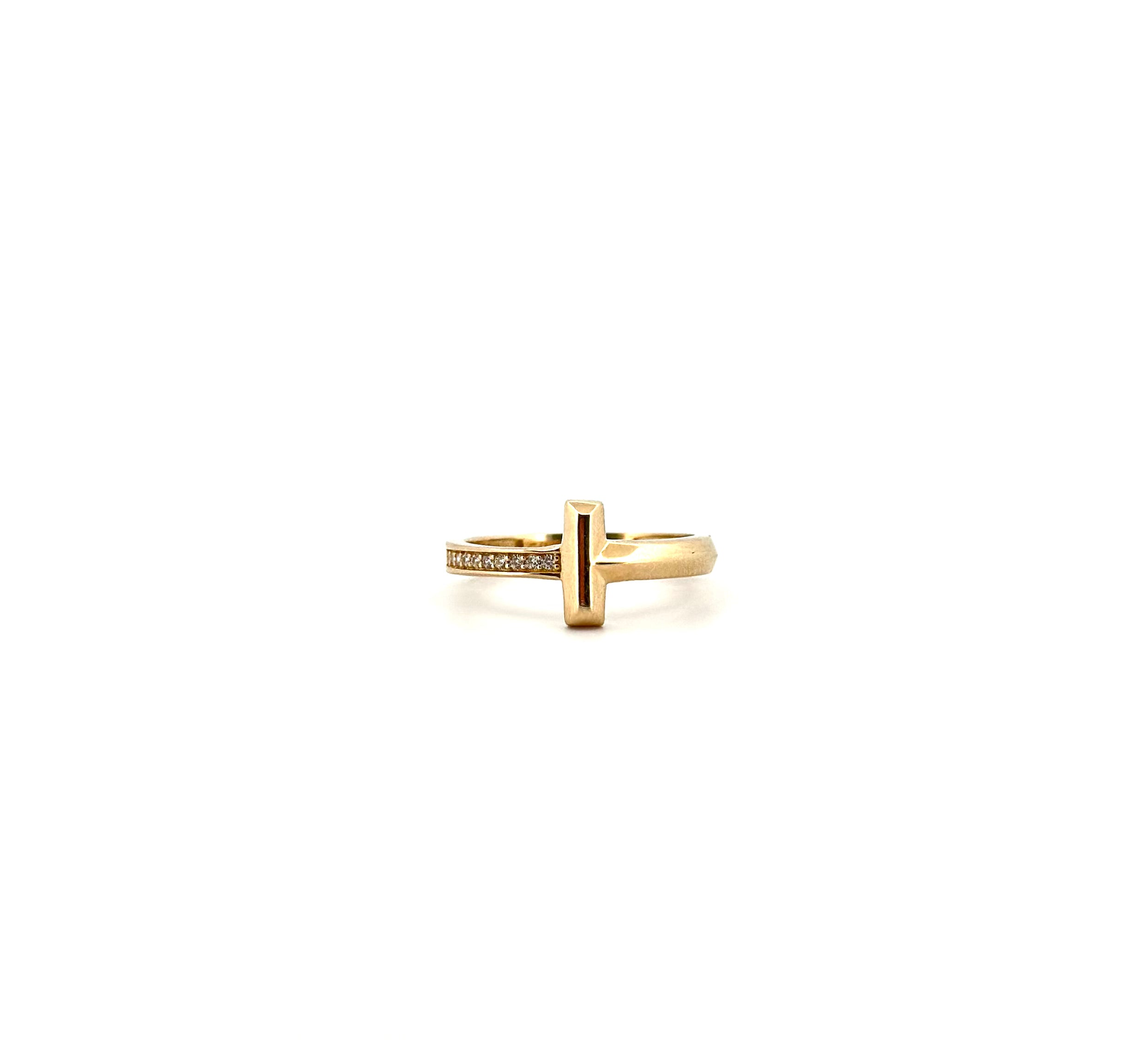 Zlatý prsten ve tvaru písmene T